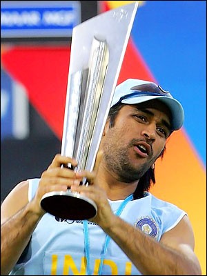 dhoni-with-the-trophy.jpg